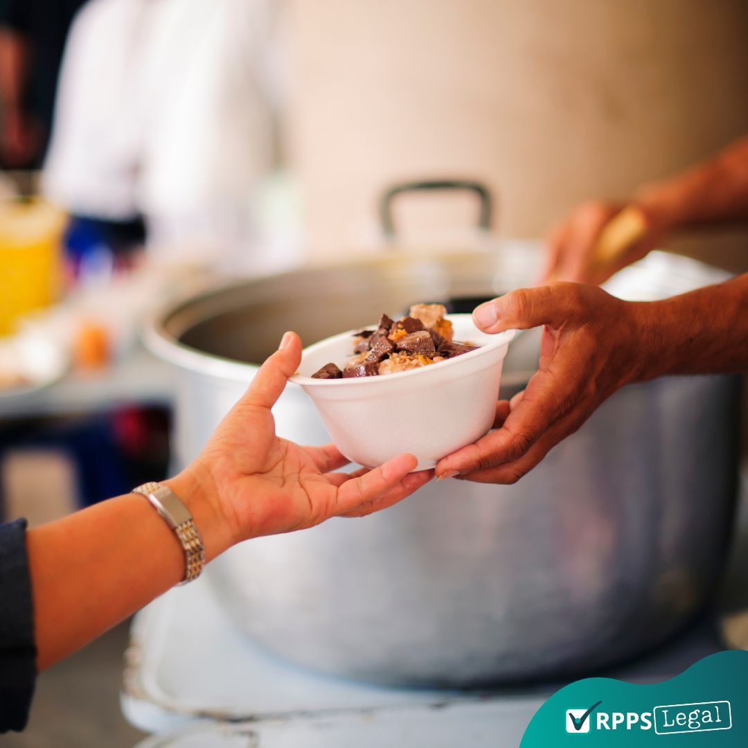 caridade-mao-homem-entrega-refeicao-mao-mulher-panela-grande