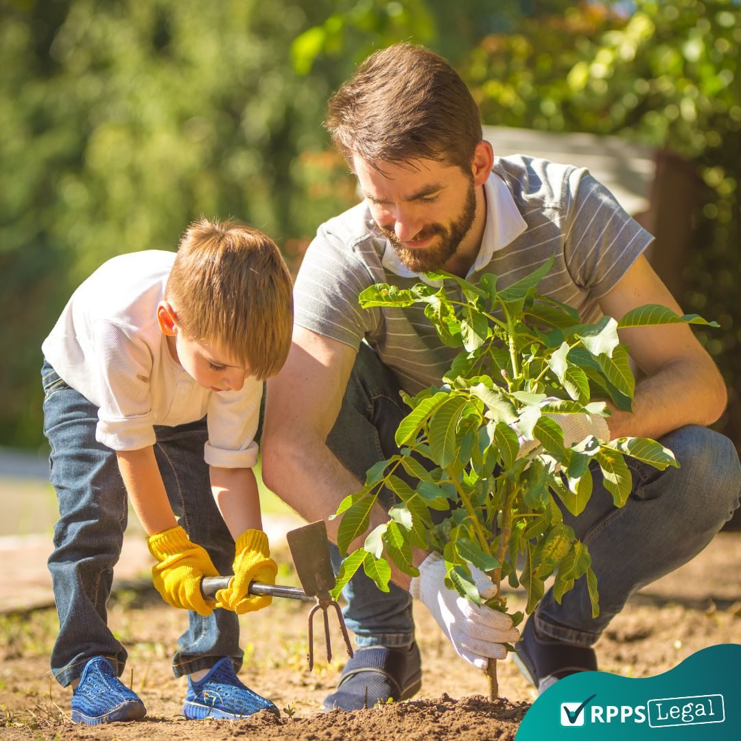 meio-ambiente-pai-plantando-muda-com-filho