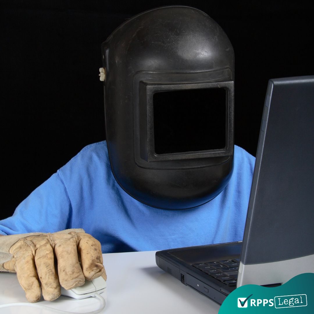 pessoa-protegida-mascara-luva-computador-internet-segura