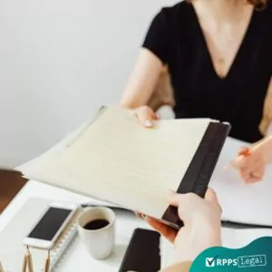 mulher entrega documento pasta funcionaria